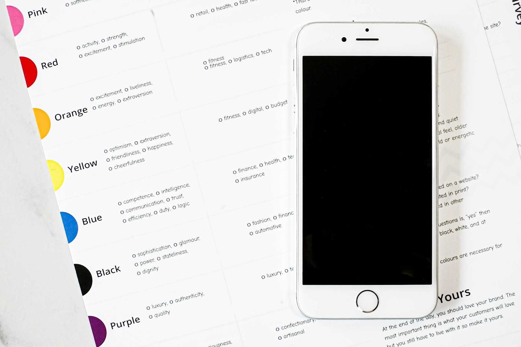 Portátil y smartphone mostrando una interfaz de aplicación digital
