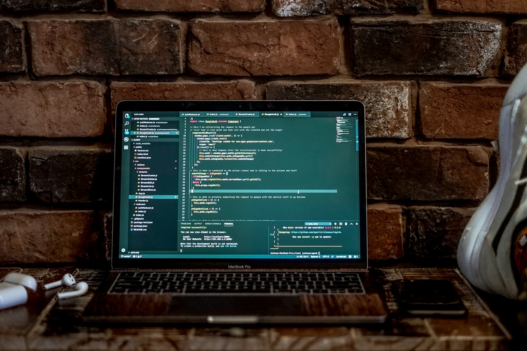 Portátil con código de desarrollo web en pantalla