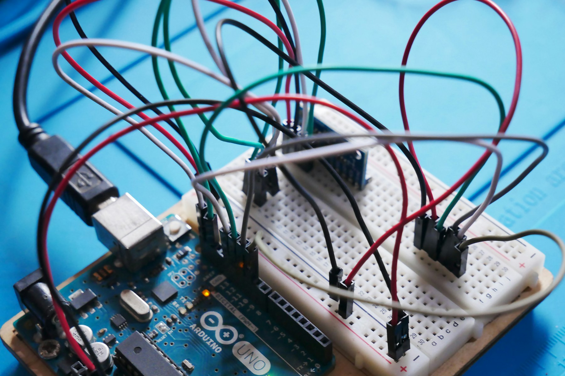 Placa Arduino conectada a sensores para desarrollo IoT e integración de hardware