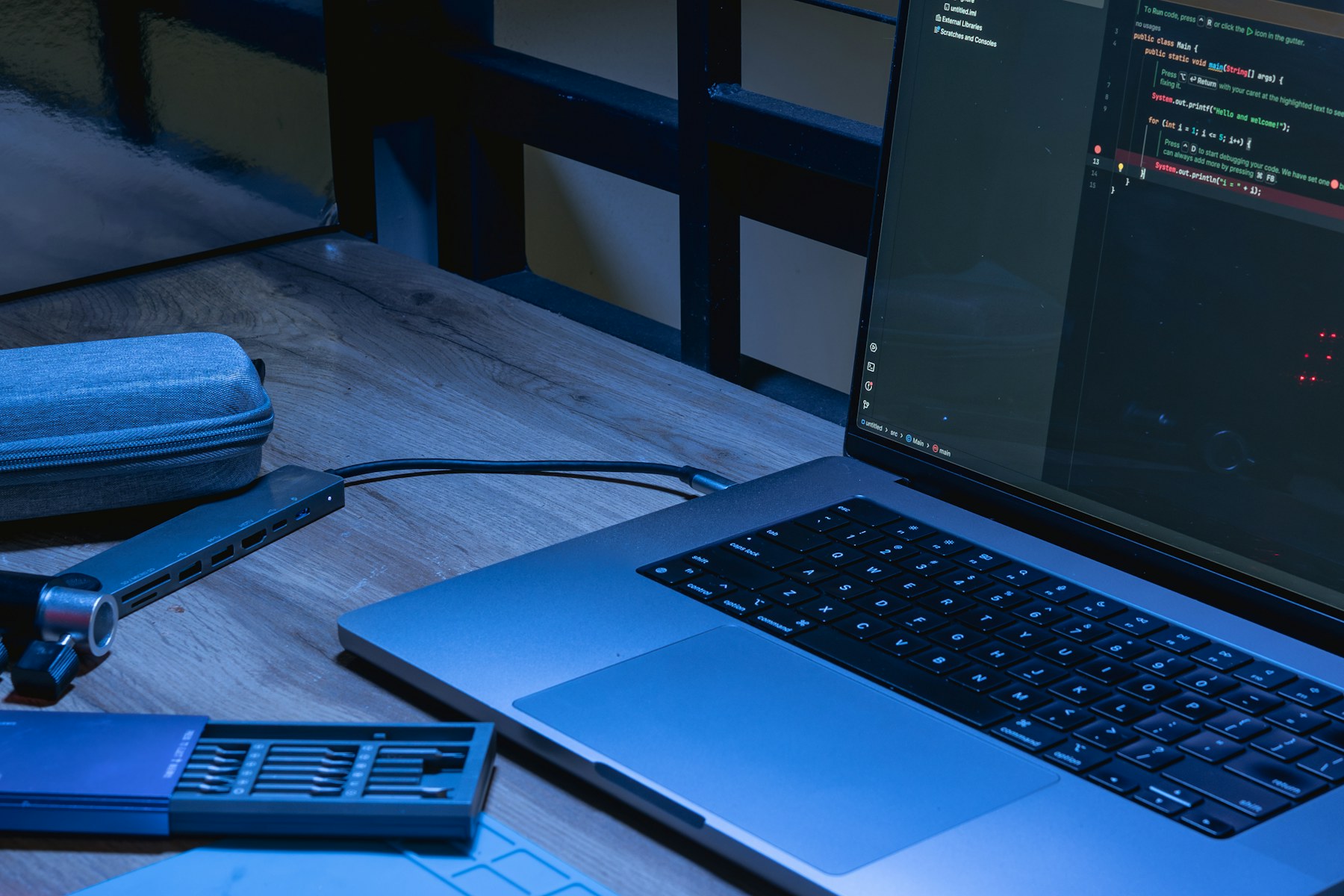 Portátil con código y smartphone en un espacio de desarrollo de software