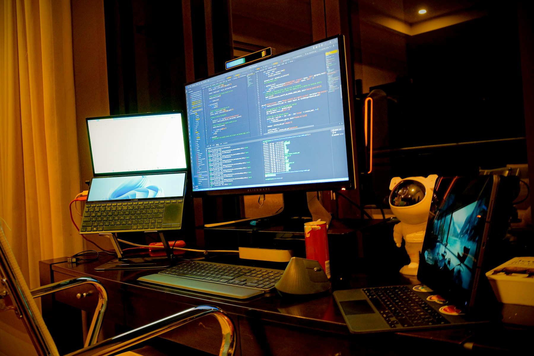 Estación de trabajo con varios monitores para desarrollo de software